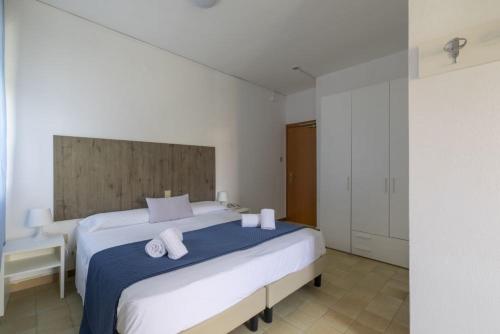 Double Room image 4