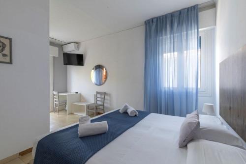 Double Room image 3