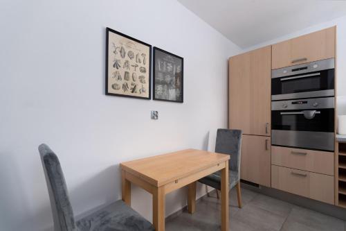 keuken, Park Szczytnicki 2-Bedroom Apartment by BookingHost in Zalesie