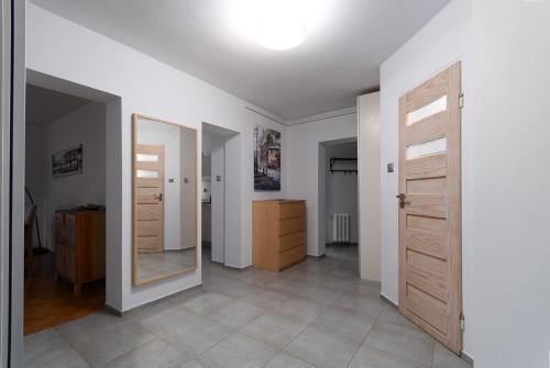 Park Szczytnicki 2-Bedroom Apartment by BookingHost in Zalesie