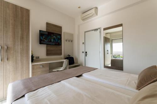 Double Room with Sea View image 7