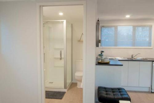 Self contained studio apartment close to Mission Estate in กรีนเมดโดว์