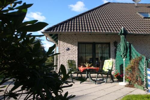 A szálláshely kívülről, F-1064 Rhododendronbluete in Lietzow in Lietzow