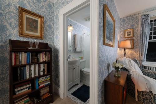 Harbor Knoll Bed and Breakfast - image 2