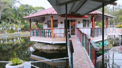 Cabañas Mountain River Lake Inn in Nueva California