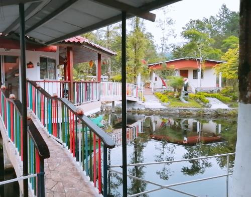 Cabañas Mountain River Lake Inn in Nueva California