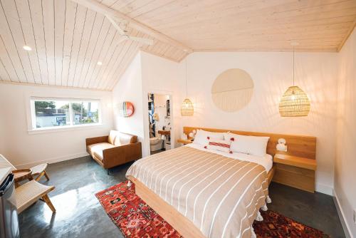 Fish Board Studio includes King Bed with Kitchenette and Futon thumb 2