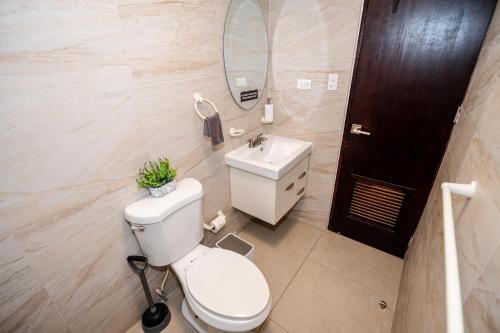 Newly Renovated Family House with Jacuzzi & Patio - image 12