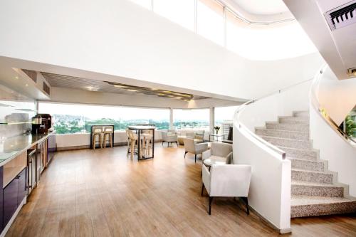 Bar/ Salón, Hilton Colon Guayaquil in Guayaquil