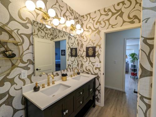 Shower, Groovy Retro Music Lovers Mid-Mod Experience! - Downtown Prime in Saint Peter (MN)