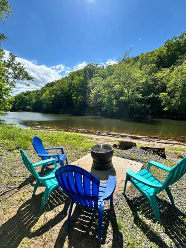 Saugerties Modern Charm with Creekside access and views in Saugerties, USA