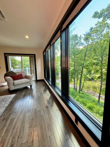 Saugerties Modern Charm with Creekside access and views in Saugerties, USA