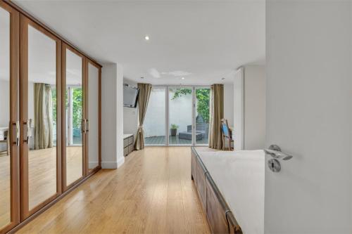 Mews House in Maida Vale near Paddington with Free Parking, Лондон