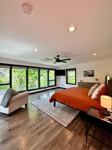 Saugerties Modern Charm with Creekside access and views in Saugerties, USA