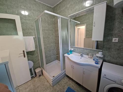 Three-Bedroom Apartment with Terrace and Sea View image 9