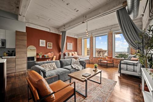 Bright and Modern Downtown Loft with Skyline Views, Free Valet, Gym in Dallas, USA
