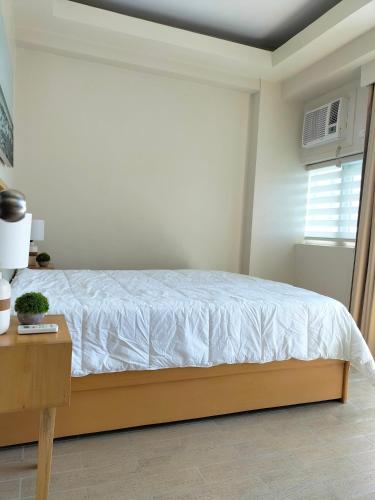 1 queen bed, 2 sofa beds, 1 futon bed