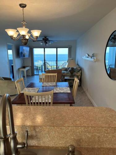Hutchinson Island Condo steps to the ocean, marina in Fort Pierce, USA