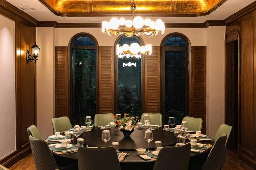 Restaurant, Holiday Inn Express Shanghai Hongqiao Linkong By IHG near Rong Gang Seafood Restaurant (JinSha Jiang Road)