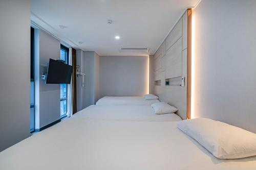 Griffinbay Hotel Room Type - Standard Triple Room