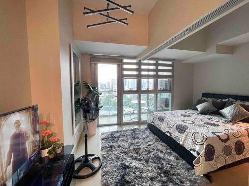 Free Parking with balcony and city view at Uptown Parksuites BGC, Baras