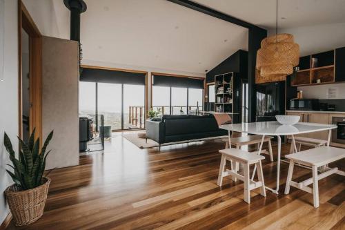 Black Wattle Coastal Retreat in St Marys