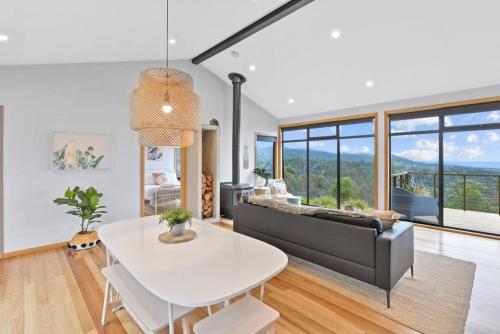 Black Wattle Coastal Retreat in St Marys