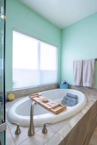 Modern Paradise of East County-4BR-Jacuzzi in El Cajon, USA