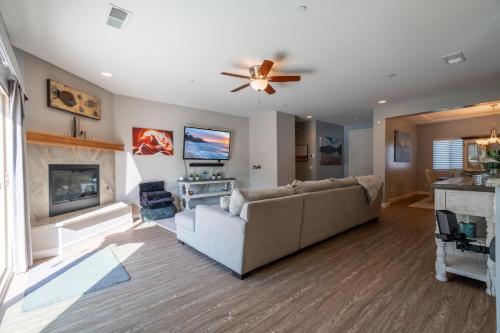 Modern Paradise of East County-4BR-Jacuzzi