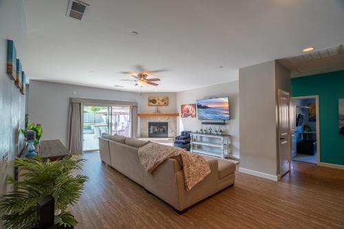 Modern Paradise of East County-4BR-Jacuzzi