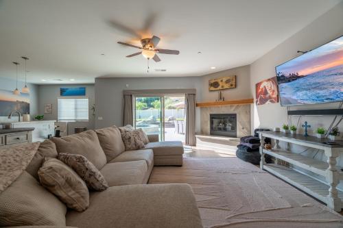 Modern Paradise of East County-4BR-Jacuzzi