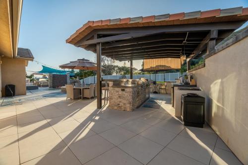 Modern Paradise of East County-4BR-Jacuzzi