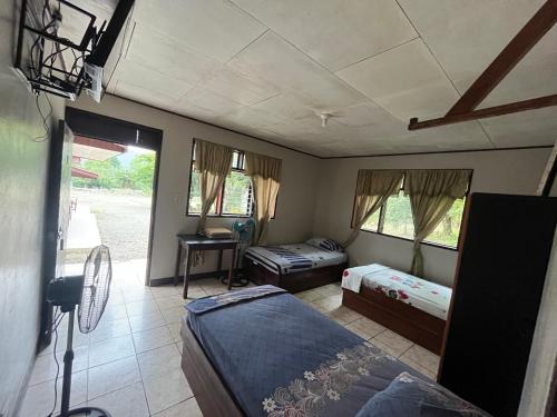 Cabinas El Mango in Hone Creek