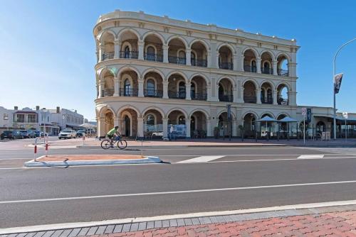 Largs Oasis, Beach and Jetty views - Free wine