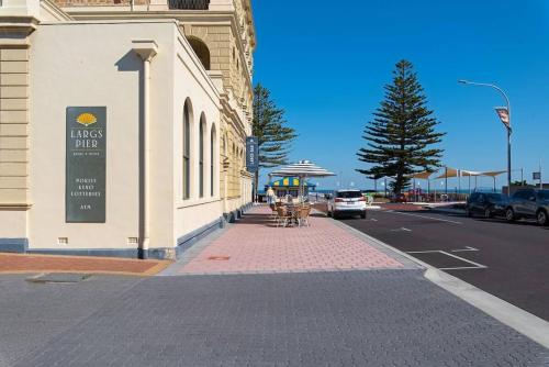 Largs Oasis, Beach and Jetty views - Free wine