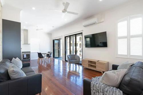 Largs Oasis, Beach and Jetty views - Free wine