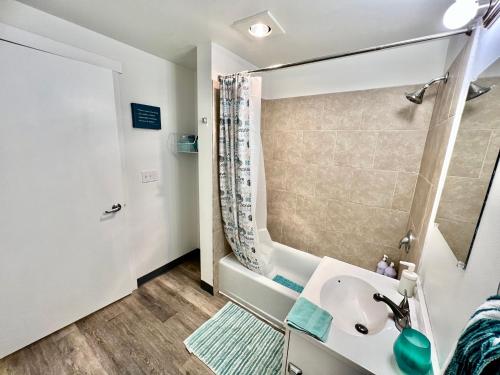 Private Room with Shared Bathroom on the 1st Floor 10 Minutes Walk to University of Washington