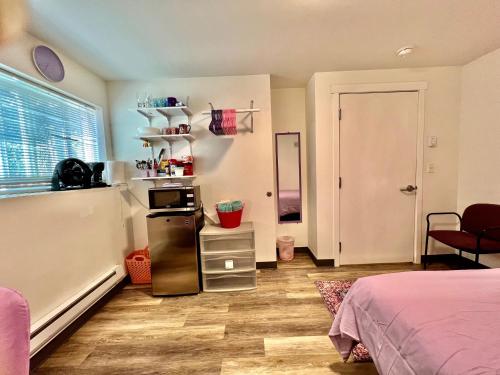 Private Room with Shared Bathroom on the 1st Floor 10 Minutes Walk to University of Washington