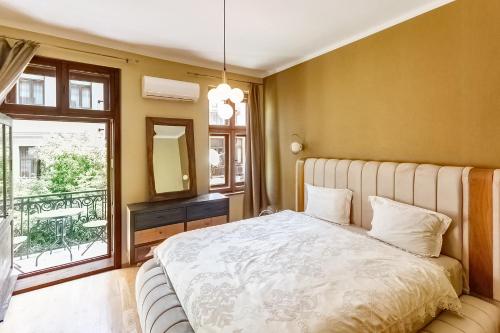 Upper- class Apartment in Sofia Center - image 11