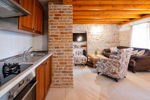 virtuve, Traditional villa Juta for 8 people in Rumin