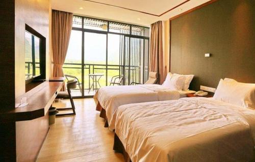 Pier Encounter Inn Ideally located in the Yulong River area, Pier Encounter Inn promises a relaxing and wonderful visit. Offering a variety of facilities and services, the property provides all you need for a good night