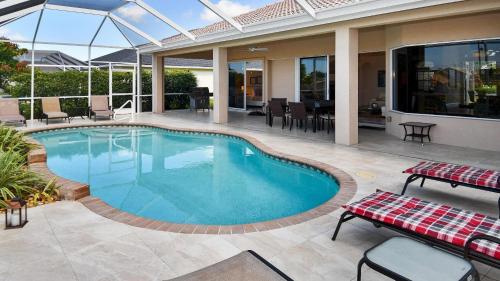 Camille with Boat MUST SEE modern furniturePool, Cape Coral (foto 8)