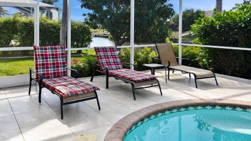 Camille with Boat MUST SEE modern furniturePool, Cape Coral (foto 9)