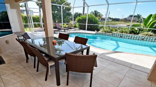 Camille with Boat MUST SEE modern furniturePool, Cape Coral (foto 10)