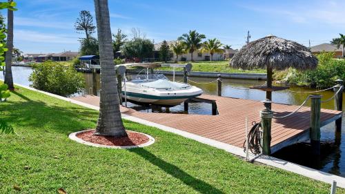 Camille with Boat MUST SEE modern furniturePool, Cape Coral (foto 4)