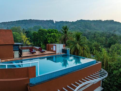 Peldbaseins, Sterling Athirappilly in Athirapally