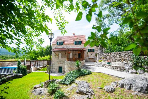 Traditional villa Juta for 8 people in Rumin