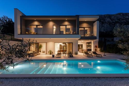 Villa Adventure with 3 en-suite bedrooms, a Media room, private pool, 7km from Omiš – khách sạn tại Gata