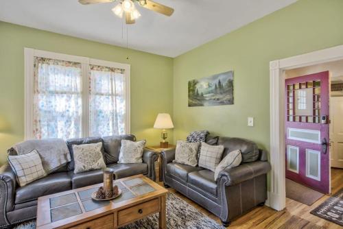 Victorian Charm With Hot Tub & Fire Pit Downtown in Colorado Springs, USA