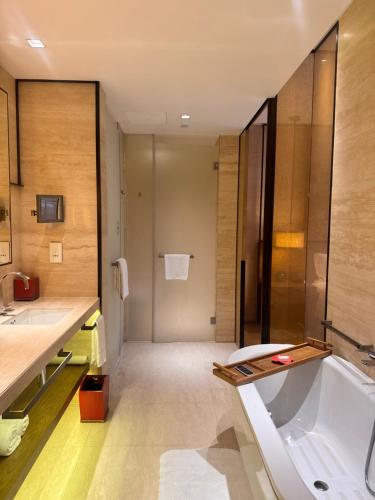 Premium King Room with Courtyard View image 5